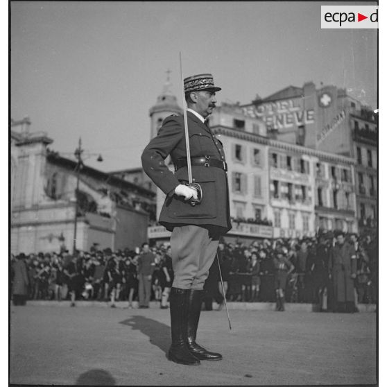 Portrait en plan moyen et en plan américain du général de corps d'armée Henri Dentz, commandant la 15e division militaire (DM) de Marseille (futur haut-commissaire au Levant), lors de la visite du maréchal Philippe Pétain.