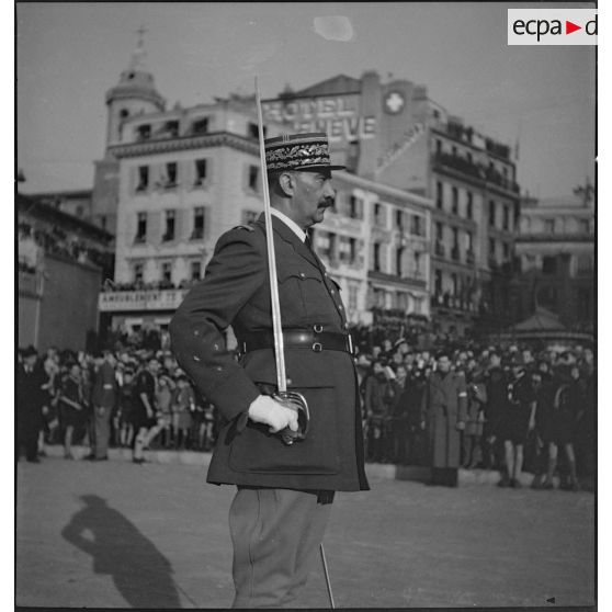 Portrait en plan moyen et en plan américain du général de corps d'armée Henri Dentz, commandant la 15e division militaire (DM) de Marseille (futur haut-commissaire au Levant), lors de la visite du maréchal Philippe Pétain.