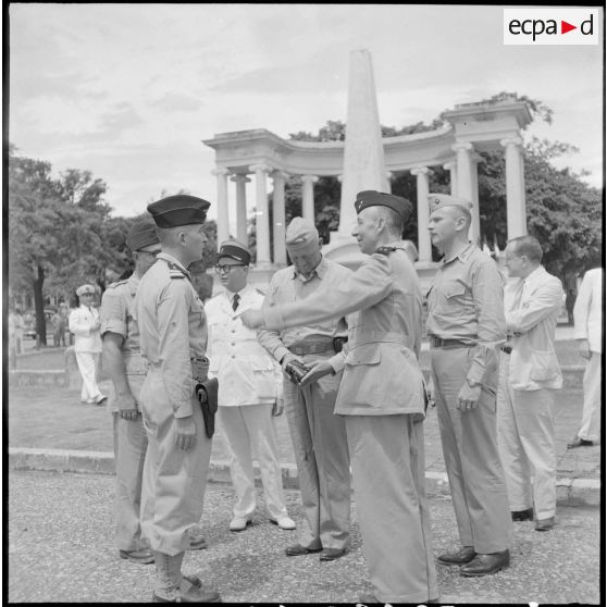 Honneurs militaires devant le monument aux morts d'Haïphong avec les membres de la mission militaire américaine Melby-Erskine.