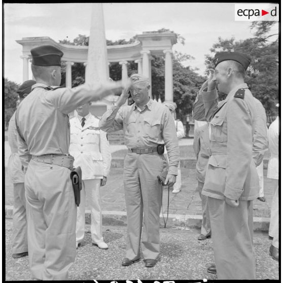 Honneurs militaires devant le monument aux morts d'Haïphong avec les membres de la mission militaire américaine Melby-Erskine.