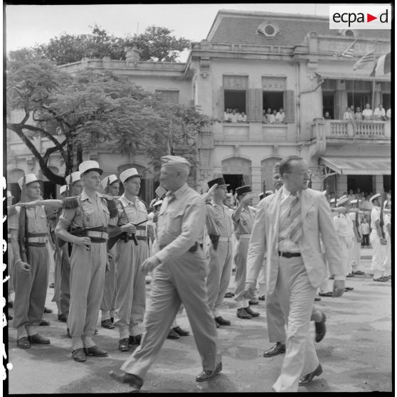 Les membres de la mission militaire américaine, M. Melby et le général Erskine, passent les troupes en revue, au cours d'une cérémonie à Haïphong.