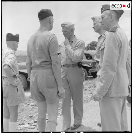 Les membres de la mission militaire américaine, M. Melby et le général Erskine, et des autorités militaires françaises, visitent la base navale d'Haïphong.