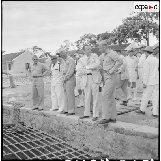 Les membres de la mission militaire américaine, M. Melby et le général Erskine, et des autorités militaires françaises, visitent la base navale d'Haïphong.