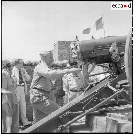 Un colonel présente une pièce de 75 mm modèle 1897 au général Erskine au cours d'une visite de la mission militaire américaine Melby-Erskine au poste de de Chi Long (région de Bac Ninh).