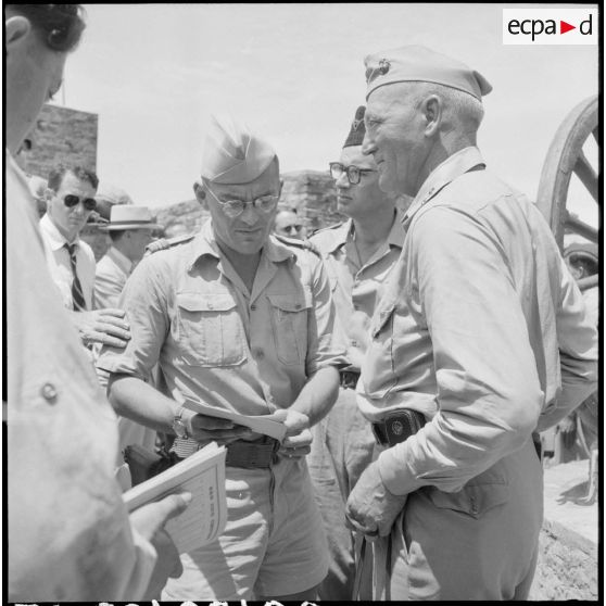 Le général Erskine et son interprète au cours d'une visite de la mission militaire américaine Melby-Erskine au poste de de Chi Long (région de Bac Ninh).