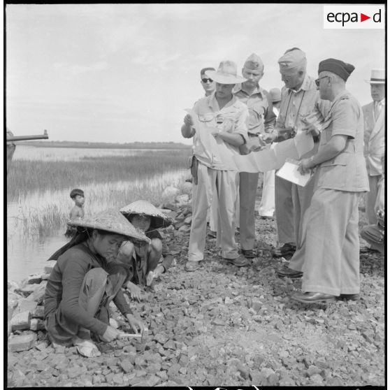 Sur la route de Bac Ninh - Sept Pagodes, un officier du Génie explique la situation au général Melby, membre de la mission militaire américaine Melby-Erskine.