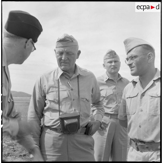 Les membres de la mission militaire américaine Melby-Erskine en visite à Bac Ninh.