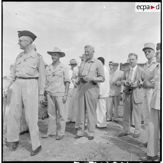 Les membres de la mission militaire américaine en visite à Bac Ninh.