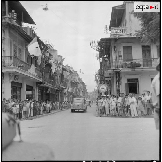 La foule est rassemblée dans les rues de Haïphong pour saluer le passage de la commission militaire américaine Melby-Erskine.