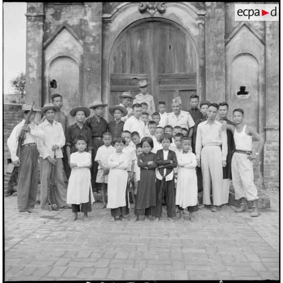 La communauté catholique de Yen Vi avec des enfants, des soldats du poste et de la milice catholique.