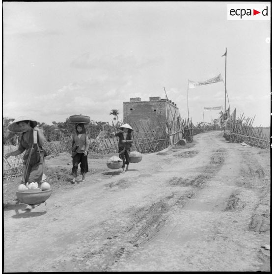 L'entrée du poste milice Xuan Quang sur la digue du fleuve Rouge.