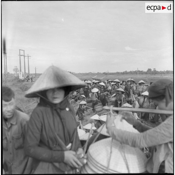 Le marché de Cau Dong dans le delta du fleuve Rouge.