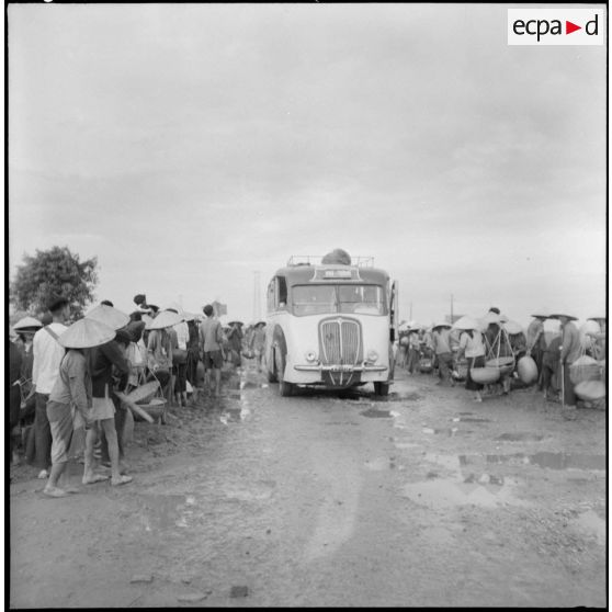 Passage d'un bus pendant le marché de Cau Dong.