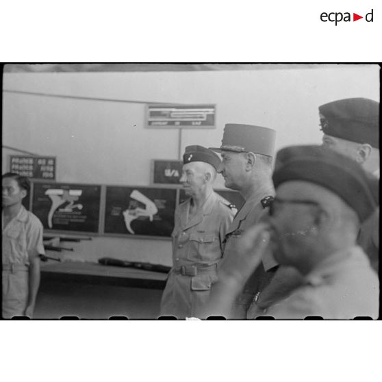 Le général Carpentier, le général Marchand et le colonel Fernand Gambiez assistent à une séance d'instruction à l'école des cadres d'Hanoï.