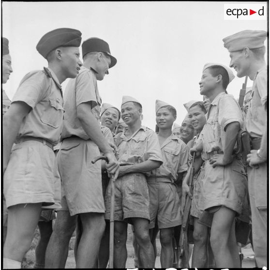 Les élèves de l'école des cadres d'Hanoï en discussion avec un officier.