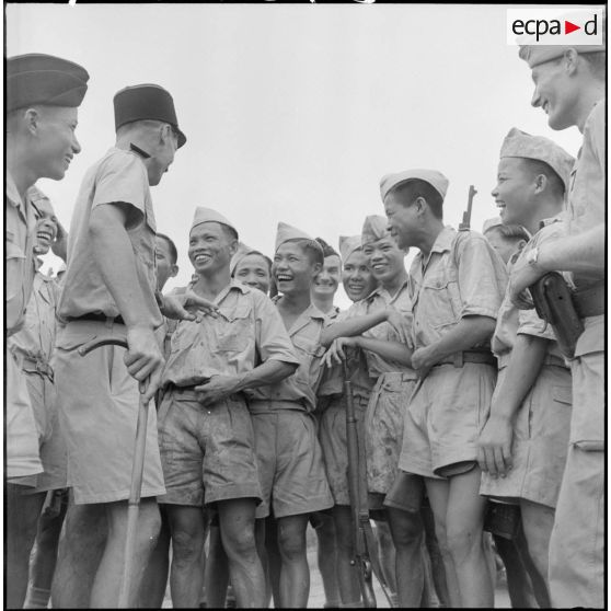 Les élèves de l'école des cadres d'Hanoï en discussion avec un officier.