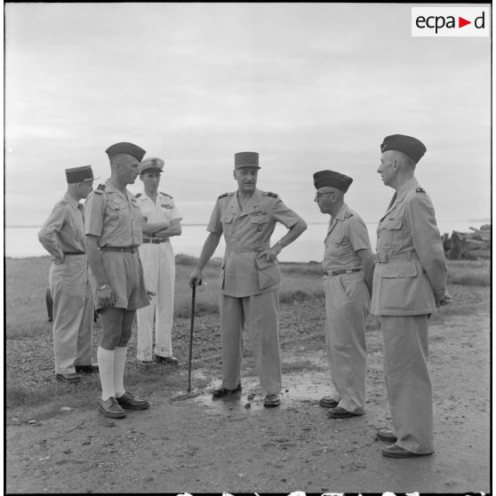 Le général Carpentier, en compagnie du colonel Gambiez, du général Marchand et d'autres officiers, lors d'une visite à l'école des cadres d'Hanoï.