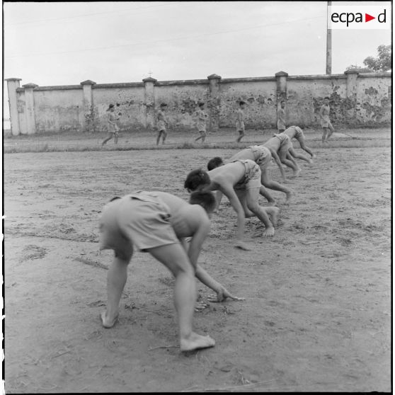 Les élèves de l'école des cadres d'Hanoï pendant une séance de sport.