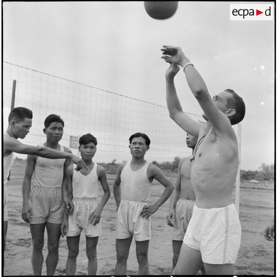 Les élèves de l'école des cadres d'Hanoï pendant une partie de volley-ball.