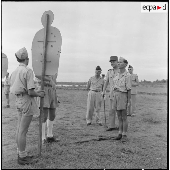 Séance de tir sur cibles fixes en plein air par des élèves de l'école des cadres d'Hanoï.