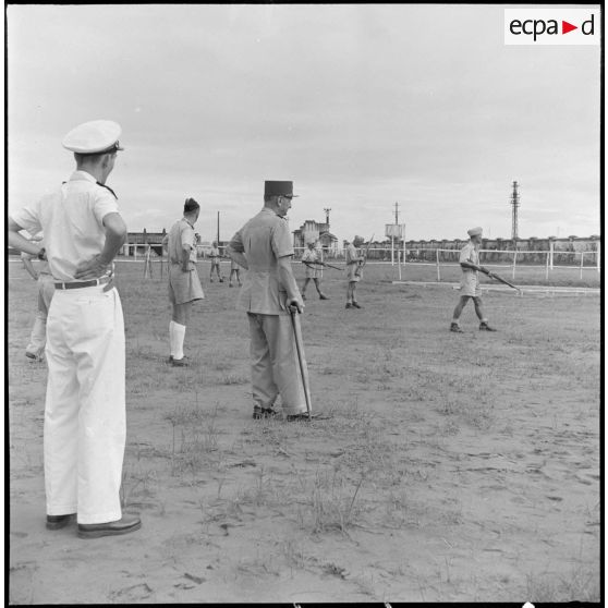 Séance de tir sur cibles fixes en plein air par des élèves de l'école des cadres d'Hanoï.