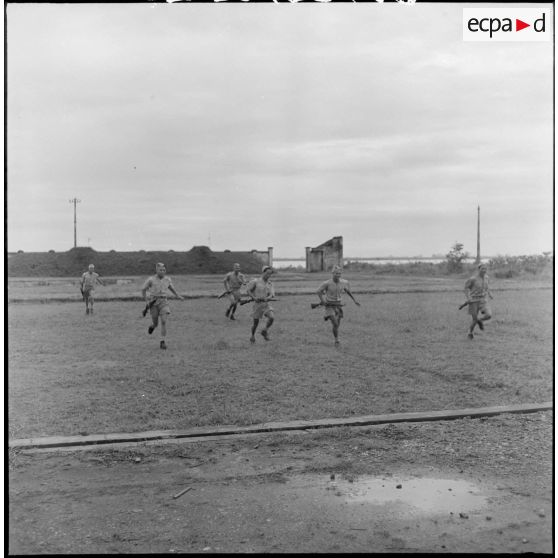 Entraînement en plein air par des élèves de l'école des cadres d'Hanoï.