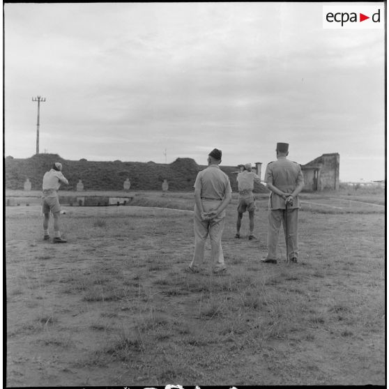 Séance de tir sur cibles fixes en plein air par des élèves de l'école des cadres d'Hanoï.