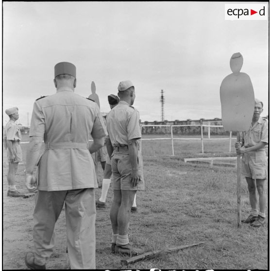 Séance de tir sur cibles fixes en plein air par des élèves de l'école des cadres d'Hanoï.