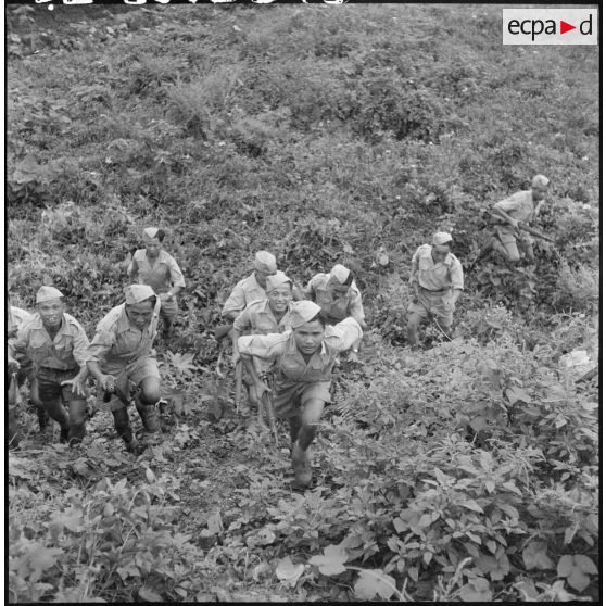 Des élèves de l'école des cadres d'Hanoï au cours d'une manoeuvre.