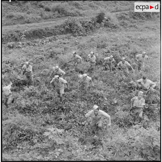 Des élèves de l'école des cadres d'Hanoï au cours d'une manoeuvre.