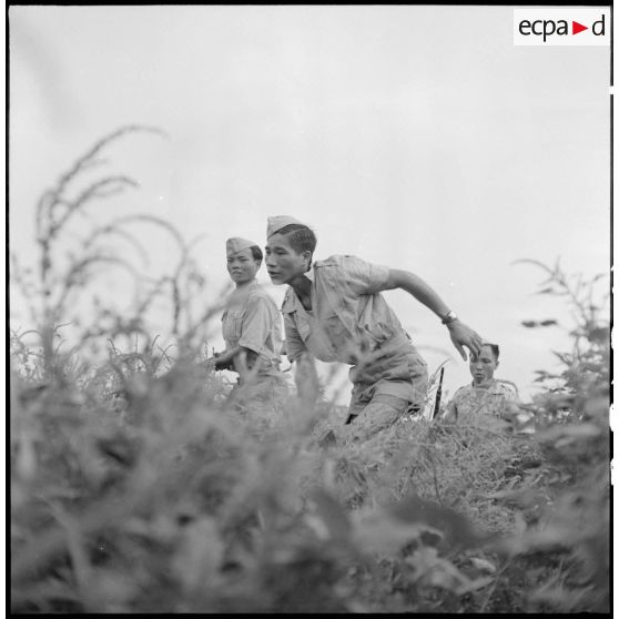 Des élèves de l'école des cadres d'Hanoï au cours d'une manoeuvre.