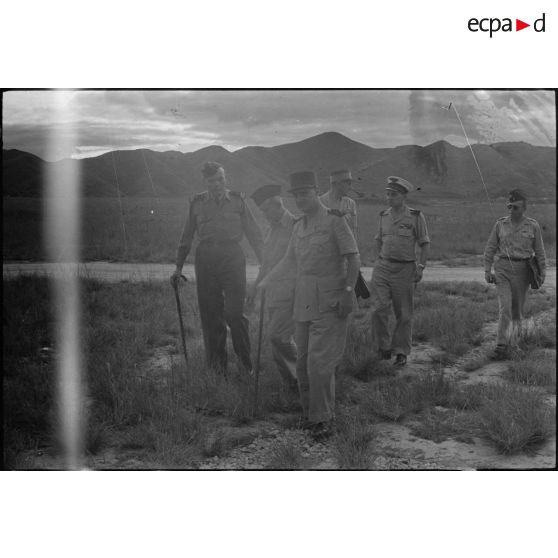 Visite sur le terrain à Lang Son du général Carpentier, commandant en chef en Indochine, en compagnie d'officiers supérieurs dont le général Hartemann, commandant les forces aérienne françaises en Extrême-Orient, et le colonel Constans, commandant du secteur de Lang Son.