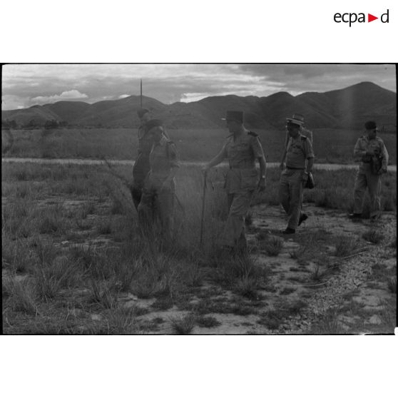 Visite sur le terrain à Lang Son du général Carpentier, commandant en chef en Indochine, en compagnie d'officiers supérieurs dont le général Hartemann, commandant les forces aérienne françaises en Extrême-Orient, et le colonel Constans, commandant du secteur de Lang Son.