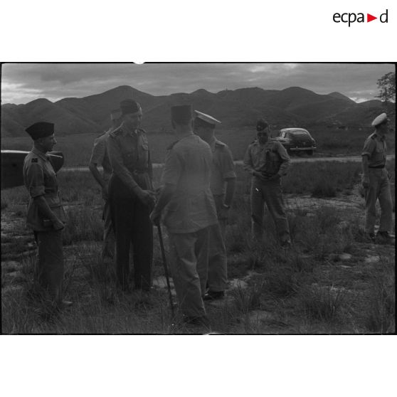 Visite sur le terrain à Lang Son du général Carpentier, commandant en chef en Indochine, en compagnie d'officiers supérieurs dont le général Hartemann, commandant les forces aérienne françaises en Extrême-Orient, et le colonel Constans, commandant du secteur de Lang Son.