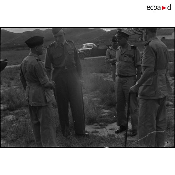 Visite sur le terrain à Lang Son du général Carpentier, commandant en chef en Indochine, en compagnie d'officiers supérieurs dont le général Hartemann, commandant les forces aérienne françaises en Extrême-Orient, et le colonel Constans, commandant du secteur de Lang Son.