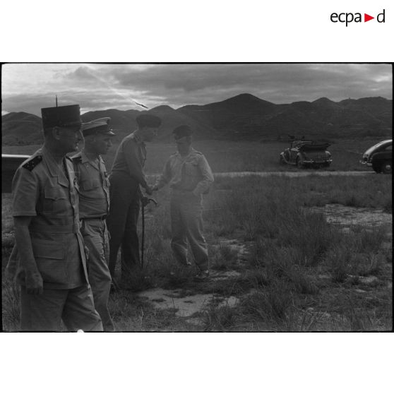 Visite sur le terrain à Lang Son du général Carpentier, commandant en chef en Indochine, en compagnie d'officiers supérieurs dont le général Hartemann, commandant les forces aérienne françaises en Extrême-Orient, et le colonel Constans, commandant du secteur de Lang Son.