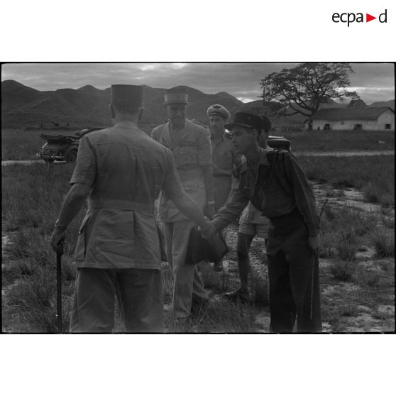 Visite sur le terrain à Lang Son du général Carpentier, commandant en chef en Indochine, en compagnie d'officiers supérieurs dont le général Hartemann, commandant les forces aérienne françaises en Extrême-Orient, et le colonel Constans, commandant du secteur de Lang Son.