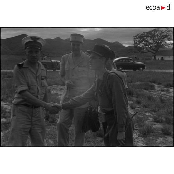 Visite sur le terrain à Lang Son du général Carpentier, commandant en chef en Indochine, en compagnie d'officiers supérieurs dont le général Hartemann, commandant les forces aérienne françaises en Extrême-Orient, et le colonel Constans, commandant du secteur de Lang Son.