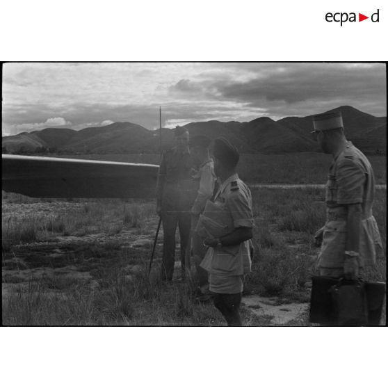 Visite sur le terrain à Lang Son du général Carpentier, commandant en chef en Indochine, en compagnie d'officiers supérieurs dont le général Hartemann, commandant les forces aérienne françaises en Extrême-Orient, et le colonel Constans, commandant du secteur de Lang Son.