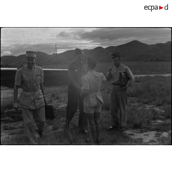 Visite sur le terrain à Lang Son du général Carpentier, commandant en chef en Indochine, en compagnie d'officiers supérieurs dont le général Hartemann, commandant les forces aérienne françaises en Extrême-Orient, et le colonel Constans, commandant du secteur de Lang Son.