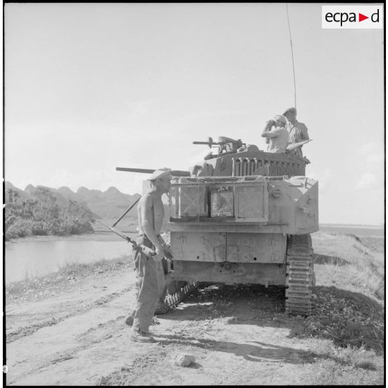 Char M5 Stuart patrouillant dans le secteur de Phu Ly.