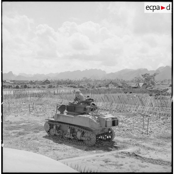 Char M5 Stuart patrouillant dans le secteur de Phu Ly.