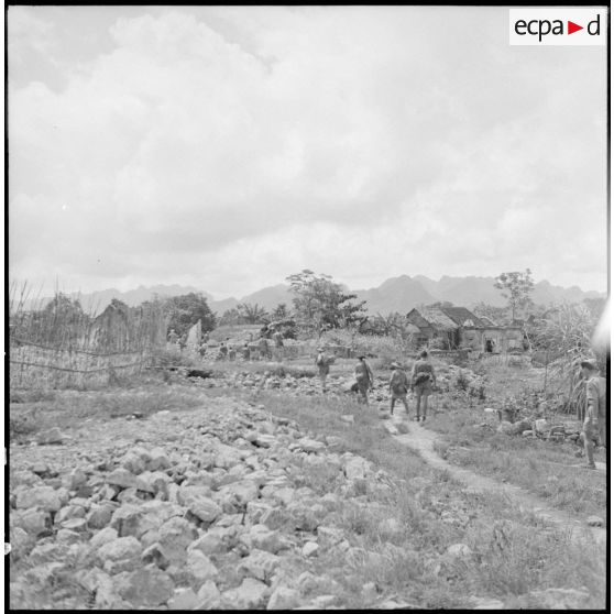 Progression des soldats dans un village du secteur de Phu Ly.