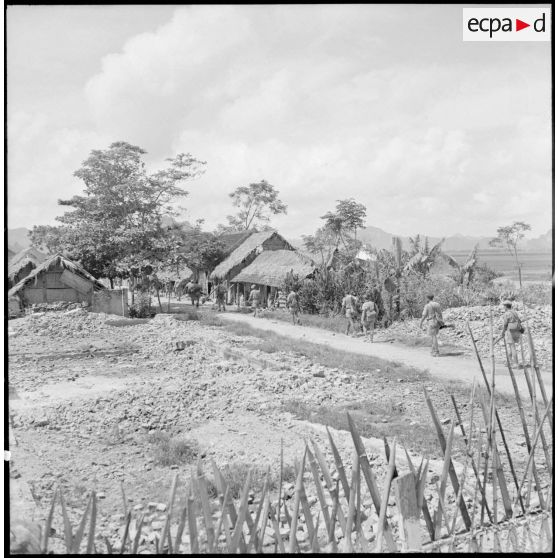 Progression des soldats dans un village du secteur de Phu Ly.