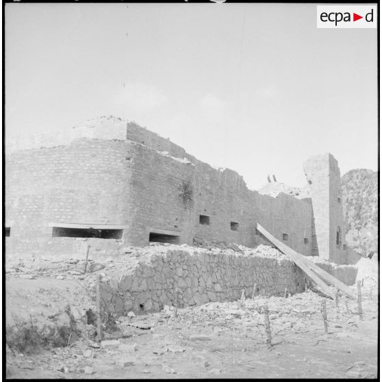 Ruines d'un fortin dans la région de Phu Ly.