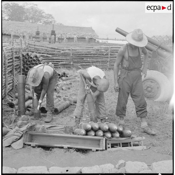 Chargement et mise en batterie par des artilleurs d'un canon M2A1 de 105 mm dans un poste au nord-ouest de Phu Ly.