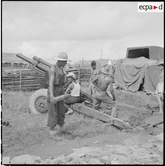 Chargement et mise en batterie par des artilleurs d'un M2A1 de 105 mm dans un poste au nord-ouest de Phu Ly.