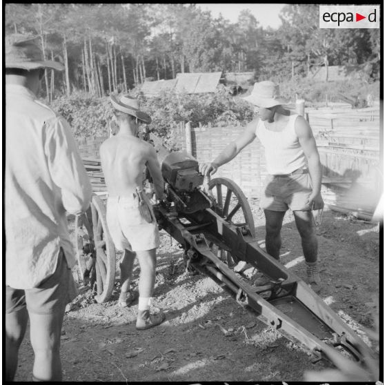 Réglage d'un canon de 75 mm par des artilleurs du 64 RAA (régiment d'artillerie d'Afrique).