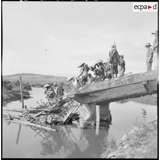 Sur la RC 3 (route coloniale n°3) entre Thaï Nguyen et Phu Loi, passage d'élements du 64e régiment d'artillerie d'Afrique (RAA) sur un pont détruit par le Viêt-minh.