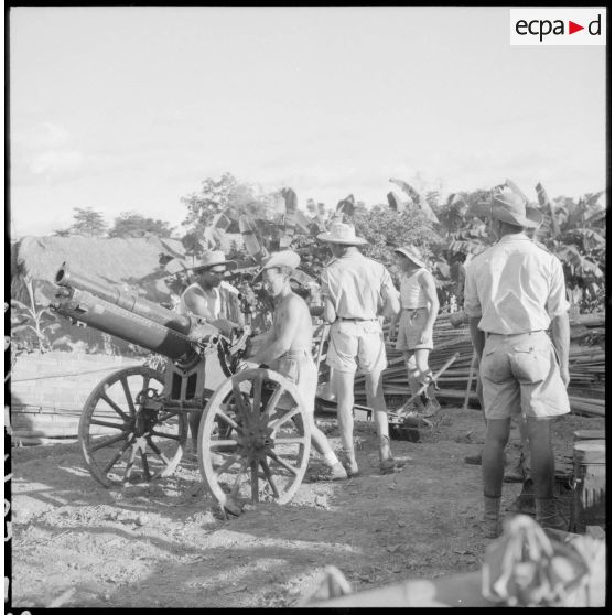 Réglage d'un canon de 75 mm par des artilleurs du 64 RAA (régiment d'artillerie d'Afrique).